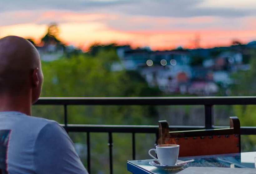 هتل Hostal La Masia