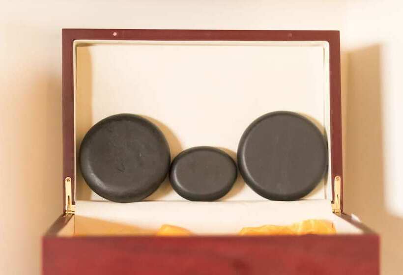 هتل Hostal La Masia