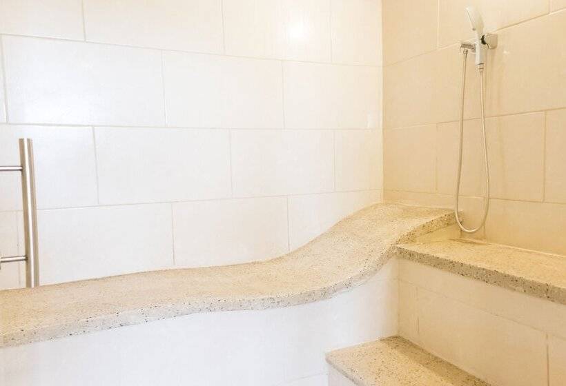 هتل Hostal La Masia