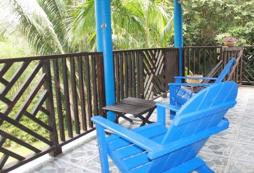 בית מלון כפרי Inn The Bush Jungle Lodge