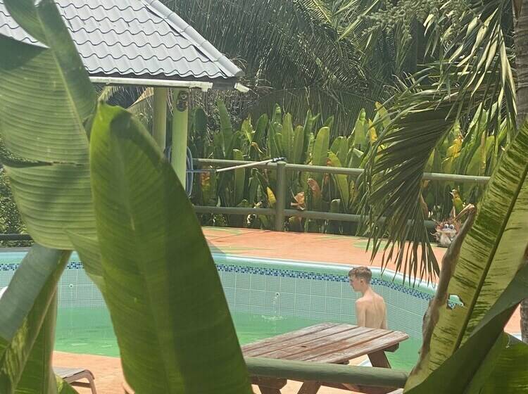 בית מלון כפרי Inn The Bush Jungle Lodge