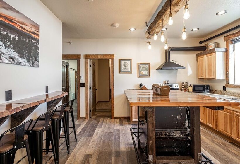 בית מלון כפרי The Adventure Inn Yellowstone
