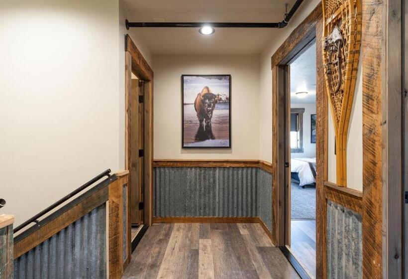 בית מלון כפרי The Adventure Inn Yellowstone