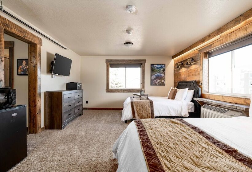 בית מלון כפרי The Adventure Inn Yellowstone