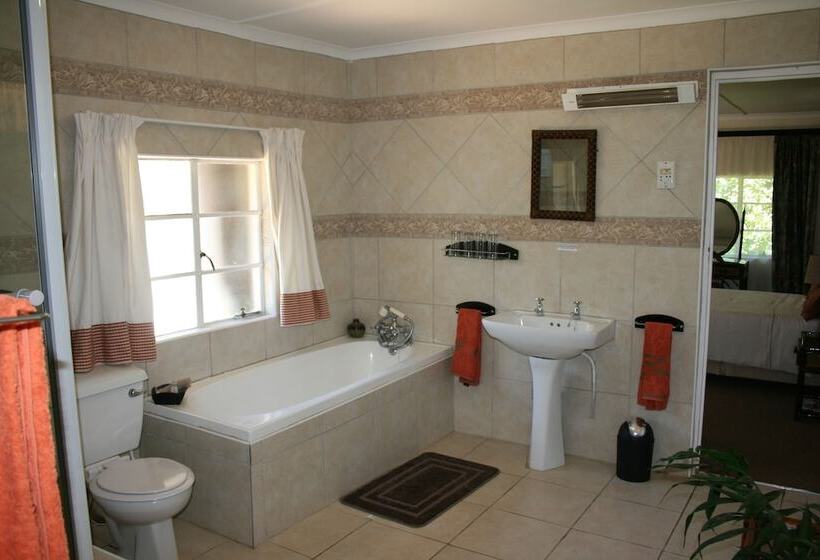 פנסיון Thatchings Guest House