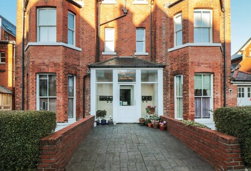 Carisbrooke House, Apartment 6