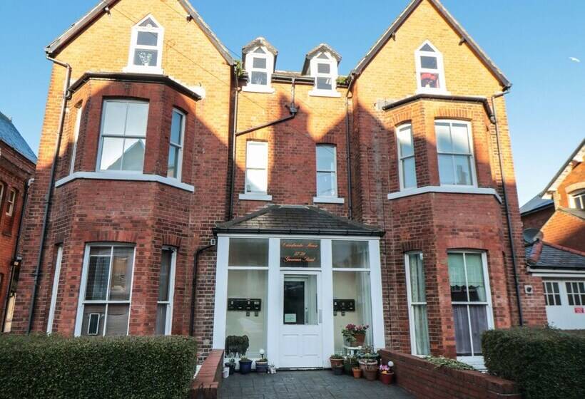 Carisbrooke House, Apartment 6