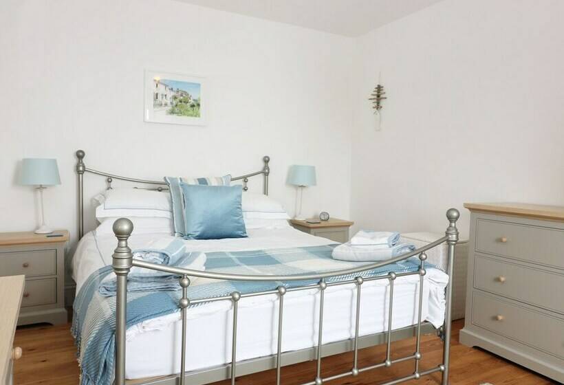 4 Coastguard Cottages