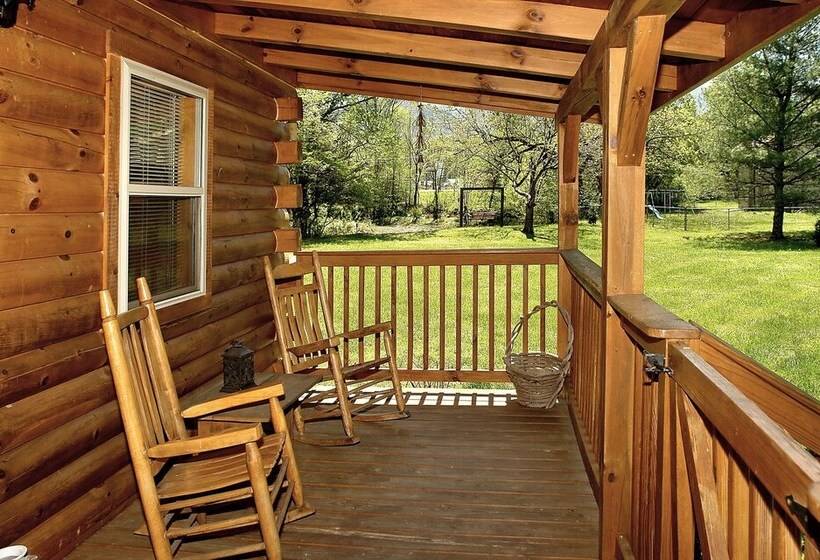 A Bit Of Heaven   2 Bedrooms, 2 Baths, Sleeps 8 Cabin By Redawning