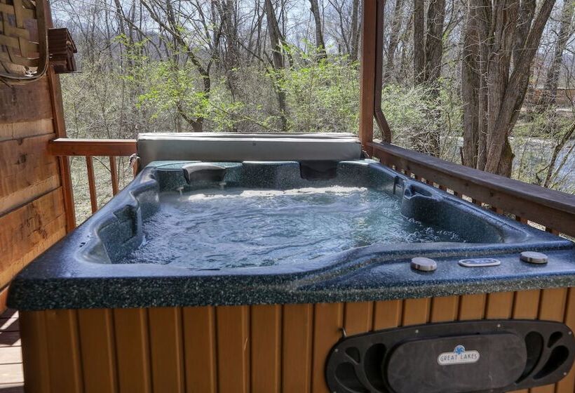 Creekside Memories   2 Bedrooms, 2 Baths, Sleeps 6 Cabin By Redawning