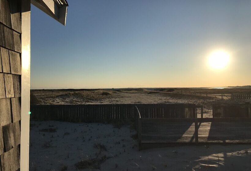 هتل Truro Beach Cottages