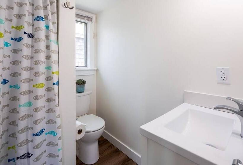 هتل Truro Beach Cottages