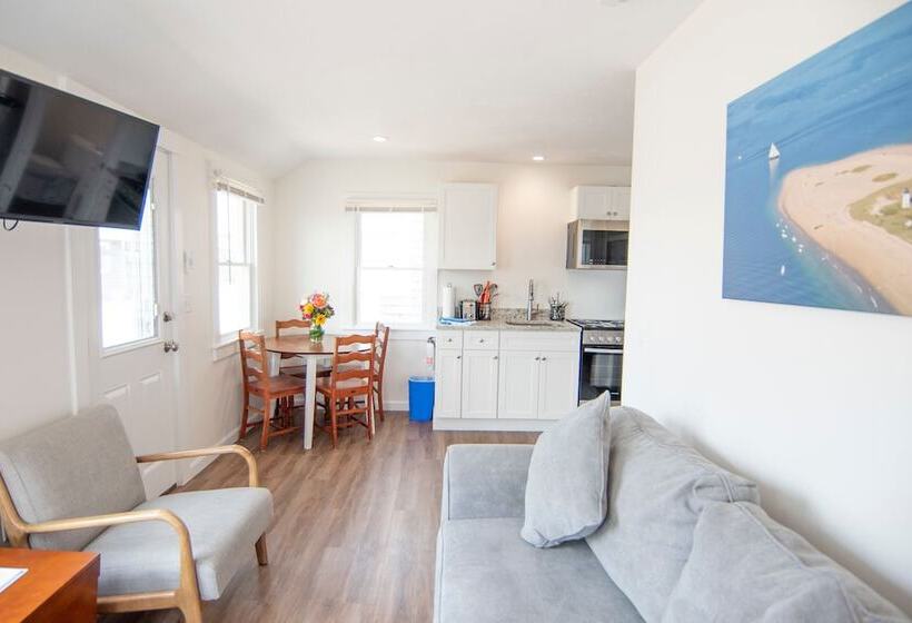 هتل Truro Beach Cottages