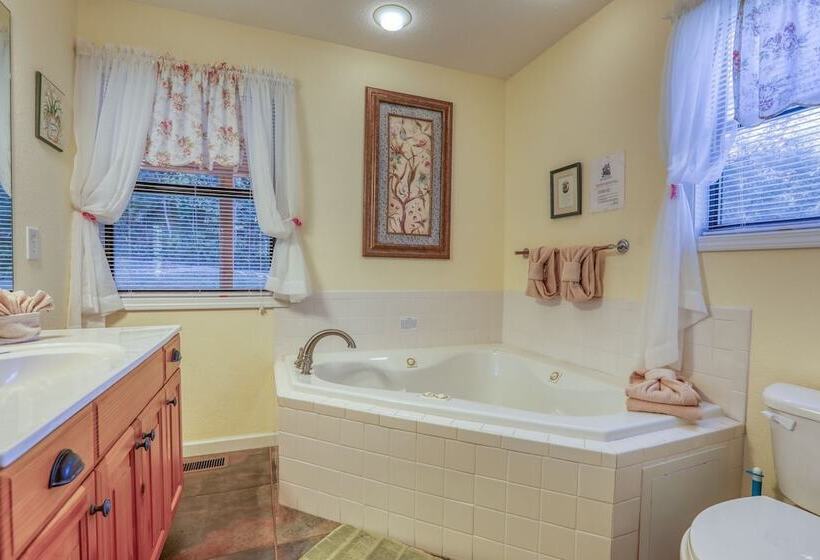 Rivendell Creekside    3 Bedrooms, 2 Baths, Sleeps 6 Cabin By Redawning