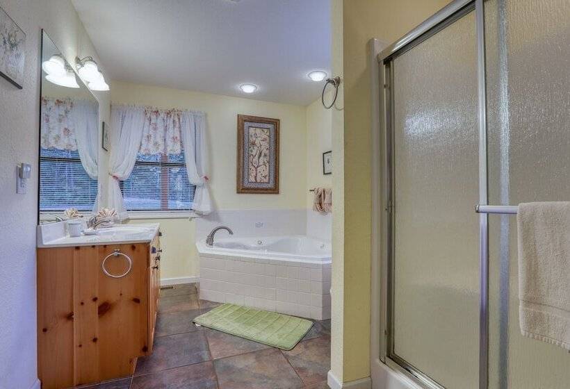 Rivendell Creekside    3 Bedrooms, 2 Baths, Sleeps 6 Cabin By Redawning