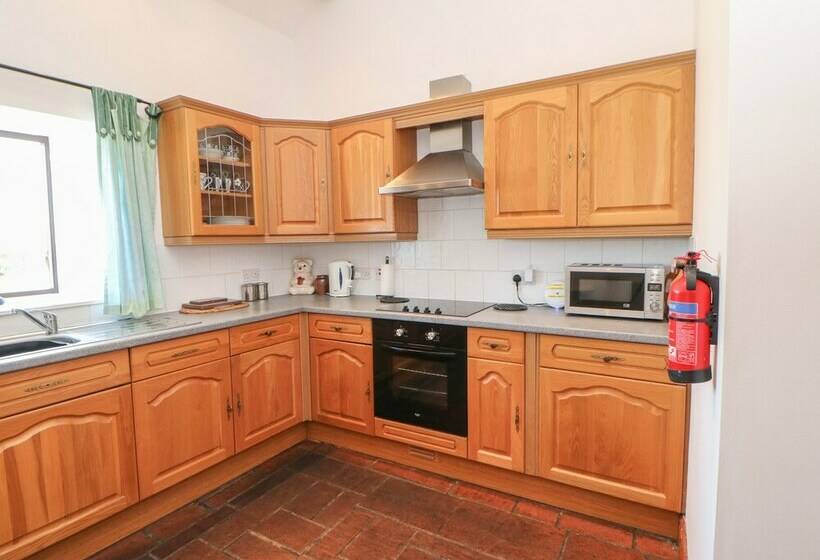 Thistle Close