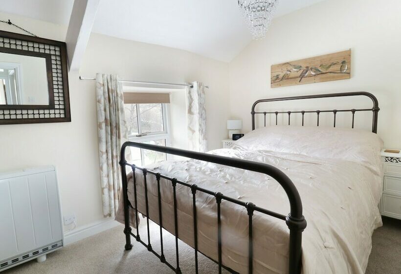 19 Cwmorthin Road