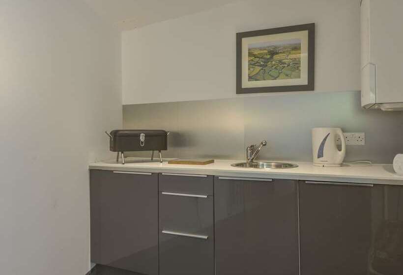 3 Newhall Green