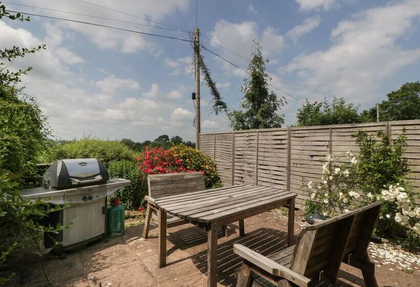 Wheelbarrow Cottage