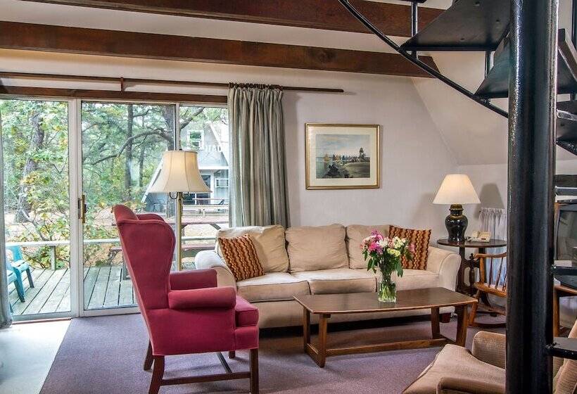 Cottages At The Even Tide Resort