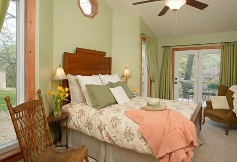בית מלון כפרי Lake Lucerne Resort & Ranch