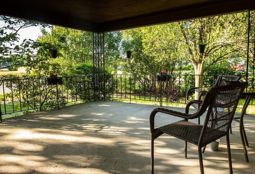 펜션 Hocking Hills Inn