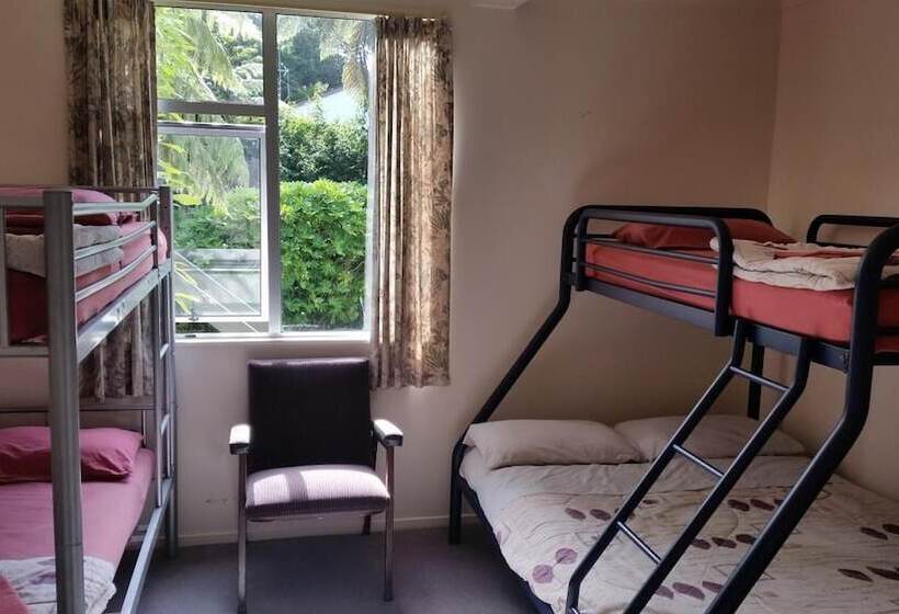 فندق صغير Egmont Eco Leisure Park & Backpackers