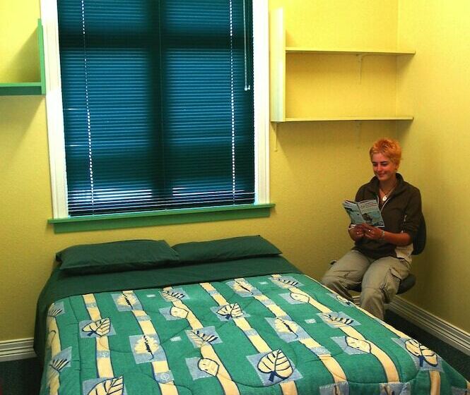 فندق صغير Egmont Eco Leisure Park & Backpackers