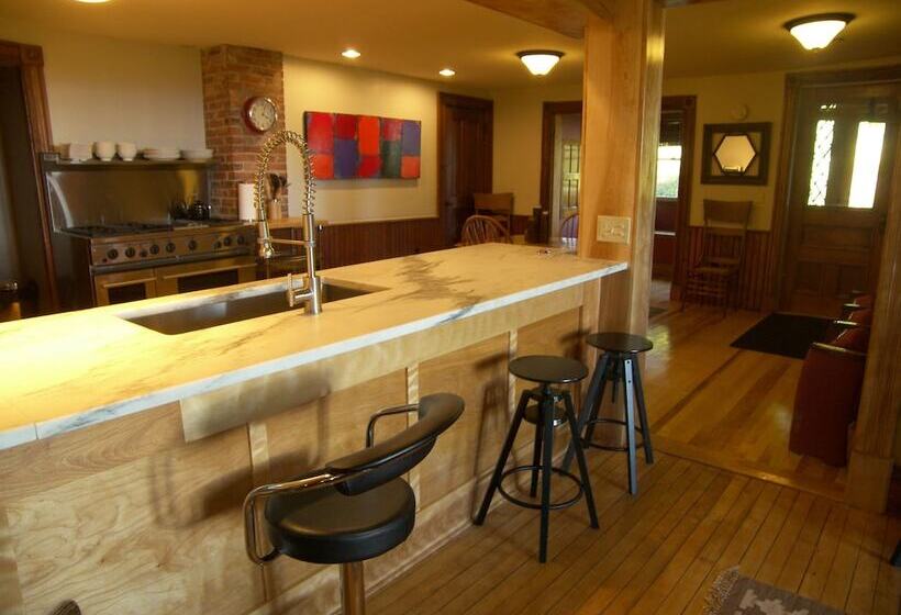 مبيت وإفطار Mt. Philo Inn