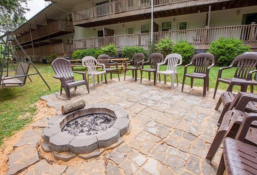 هتل Maggie Valley Creekside Lodge