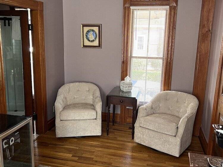 هتل The Buxton Inn