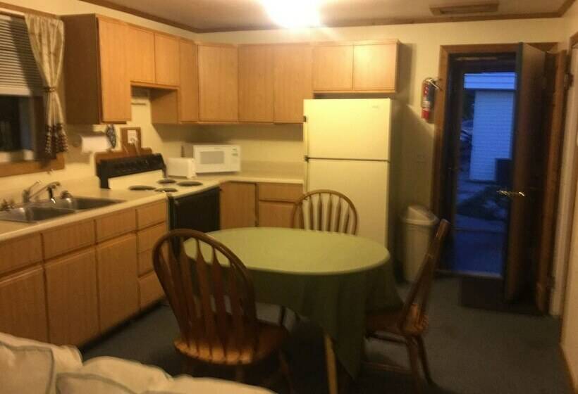Waters Edge Motel