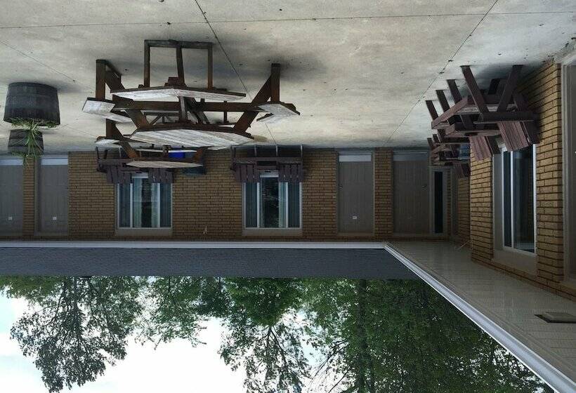 Albatross Motel