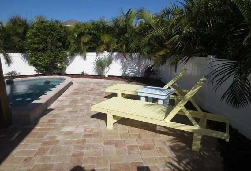 Lizzie Lu's Island Retreat