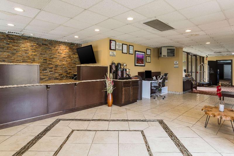 ホテル Clarion Inn & Suites Stroudsburg   Poconos