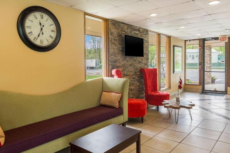 ホテル Clarion Inn & Suites Stroudsburg   Poconos