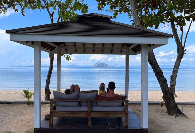 هتل Royal Yao Yai Island Beach Resort