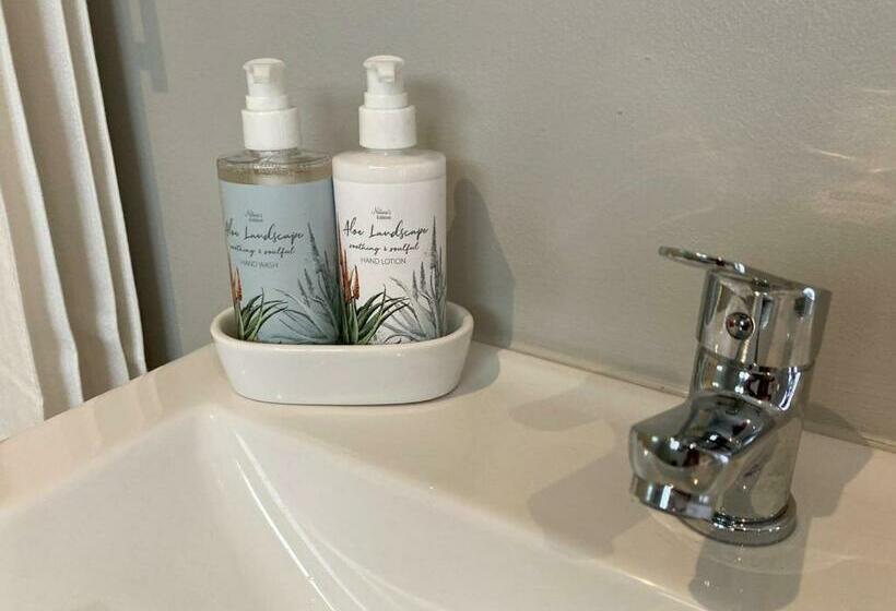 膳宿费 Manor On The Hill