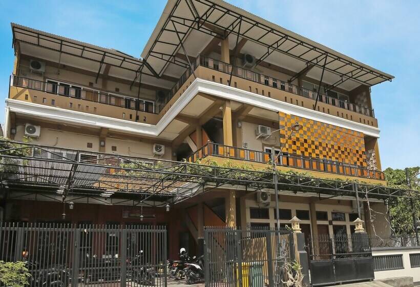 هتل Collection O 91449 Griya Ampenan Residence