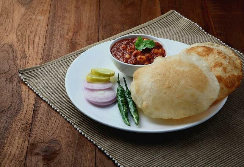 فندق Spot On Navrang Sweets , Home Stay And Restaurant