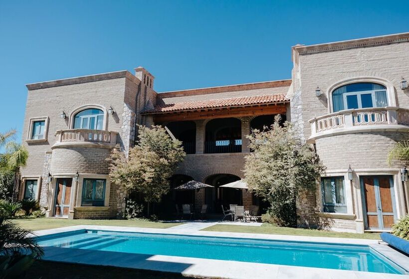 هتل Hacienda Los Arcangeles