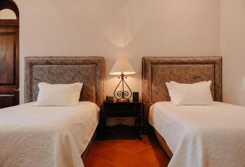 هتل Hacienda Los Arcangeles