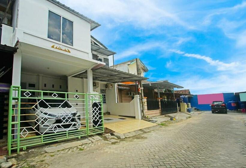 فندق Oyo 91460 Guest House Kencana Syariah