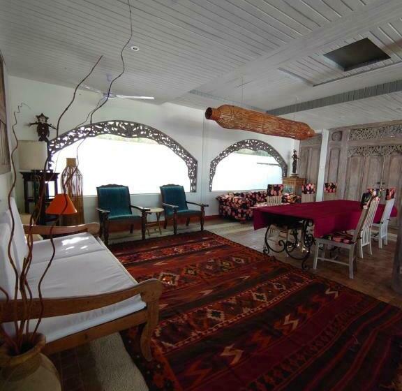 Пансион Room In A Nice Villa With Big Swimming Pool