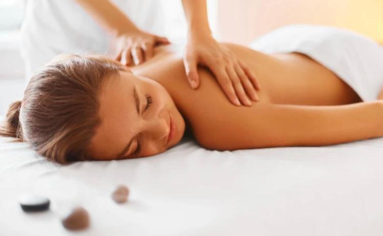 مبيت وإفطار Suite La Duchesse   Spa Jacuzzi   Massage  Sauna   4 Saisons   Piscine Chauffée Toute L Année   800m