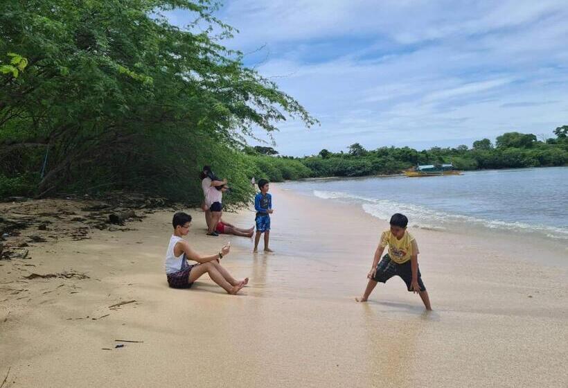 펜션 Calatagan S Bahay Kubo   With Beach Access