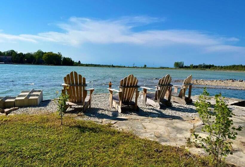 הוסטל Somewhere In Time   Retro Spacious Cottage With Private Sandy Beach