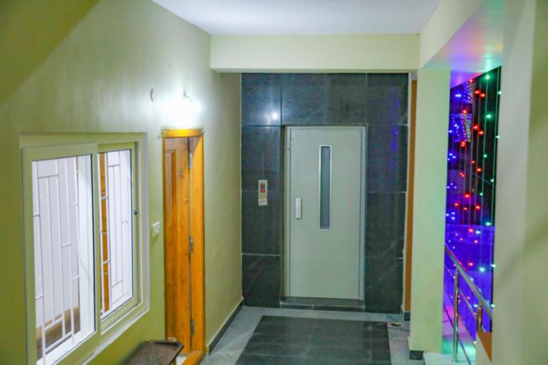 هتل Leeo Comforts