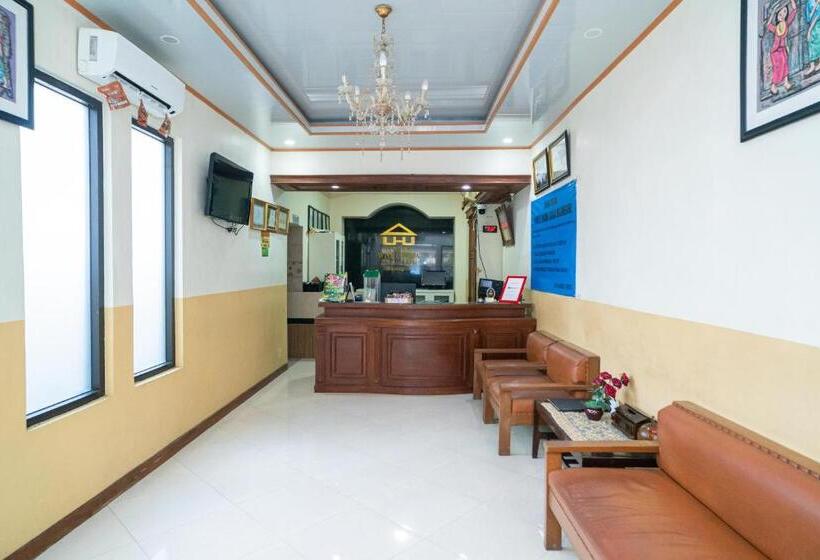 Hotel Reddoorz Plus Syariah @ Jalan Dokter Wahidin Bojonegoro