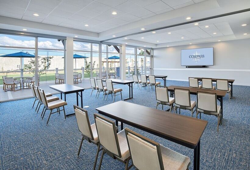 هتل Compass By Margaritaville Medford